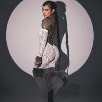Model belllbonniie