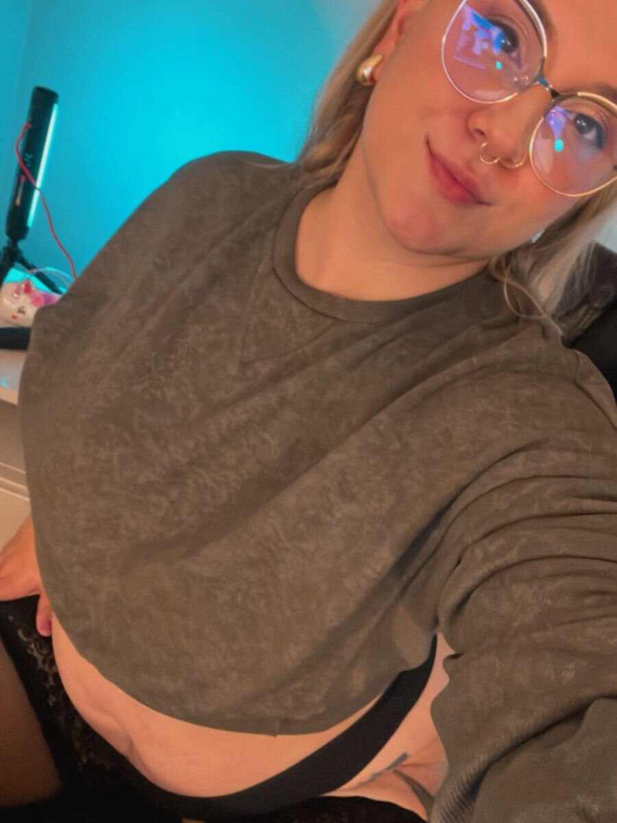 hollie_joliie from stripchat