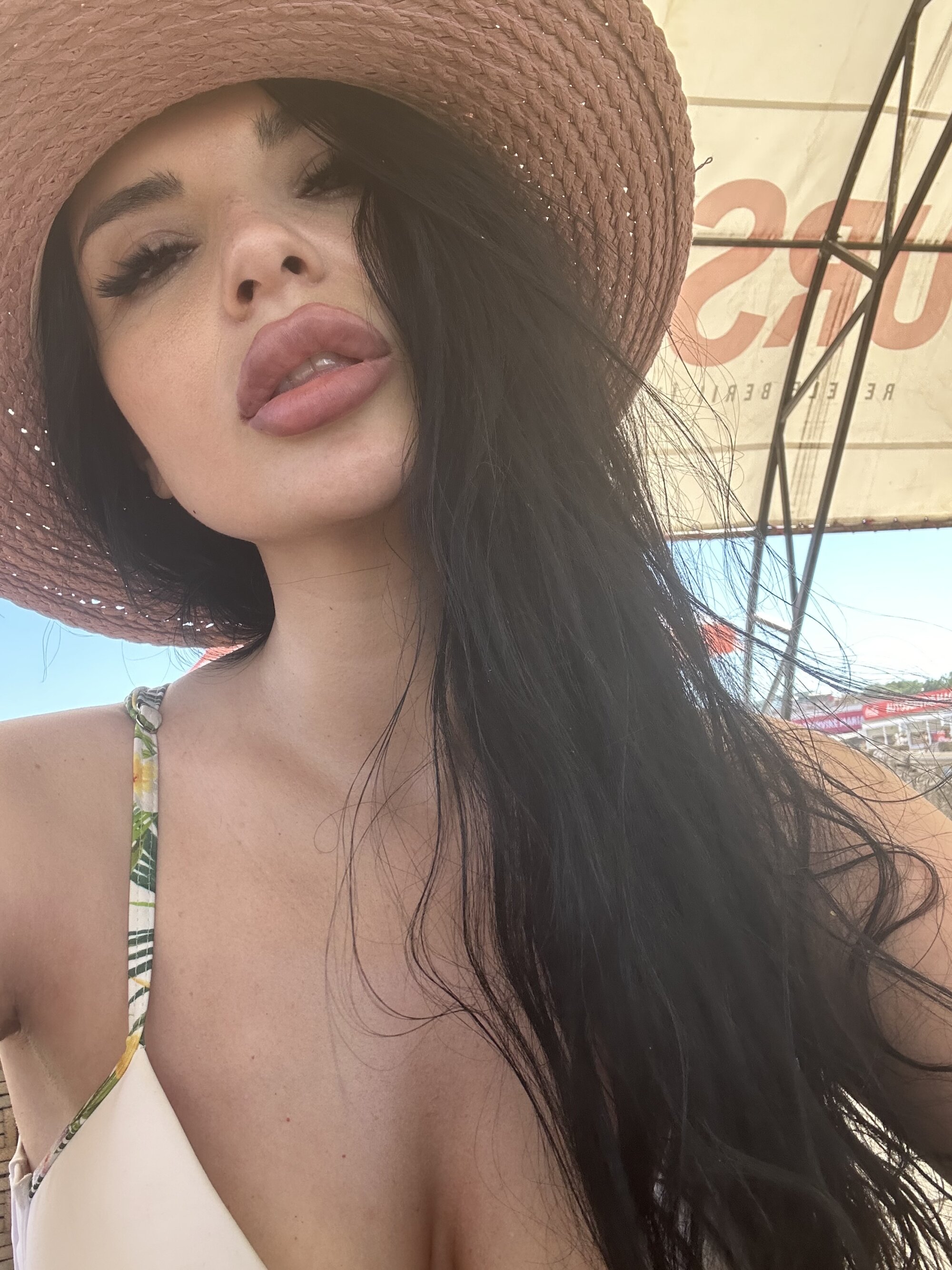 NicolleFerrarri
