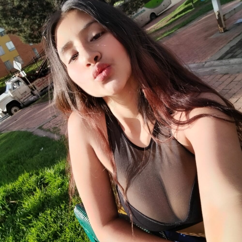 EmmilyCastillaRs live cam model at StripChat