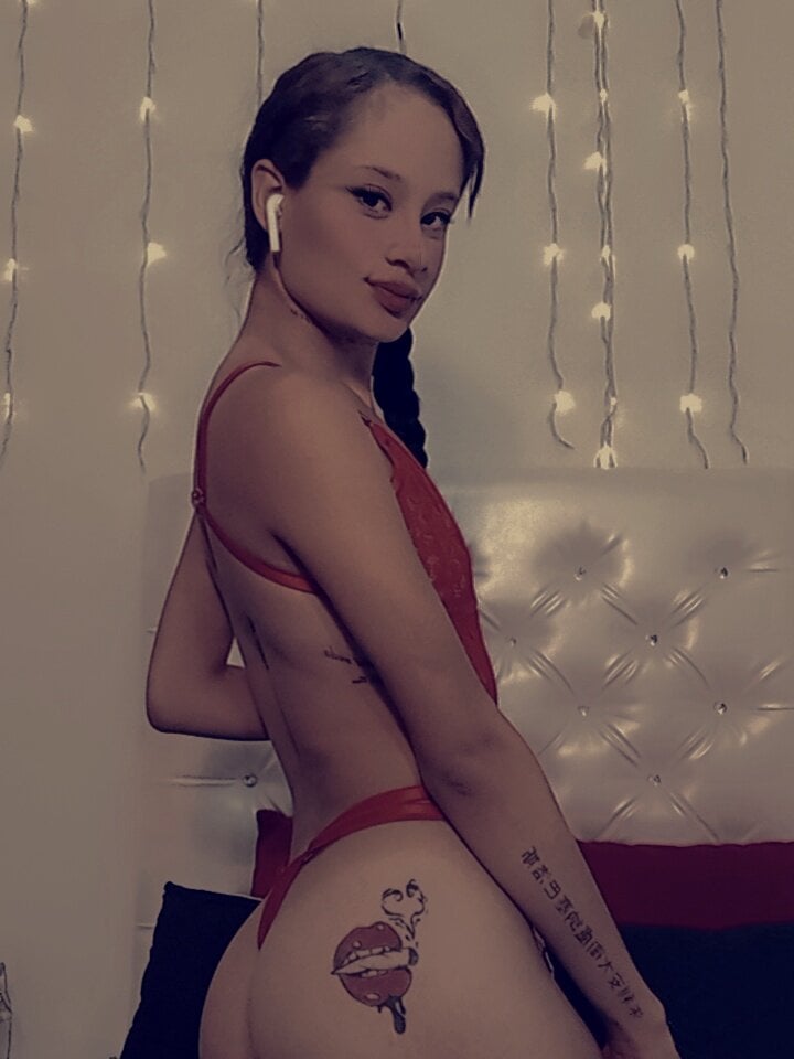 Watch Lunaa_passion live on cam at StripChat