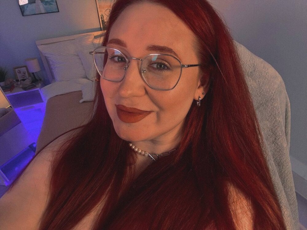 SexxxyPixiee live cam model at StripChat