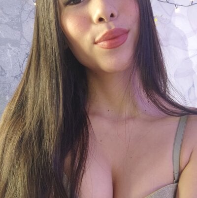 ZaaraHot Female Topless Adult Cam
