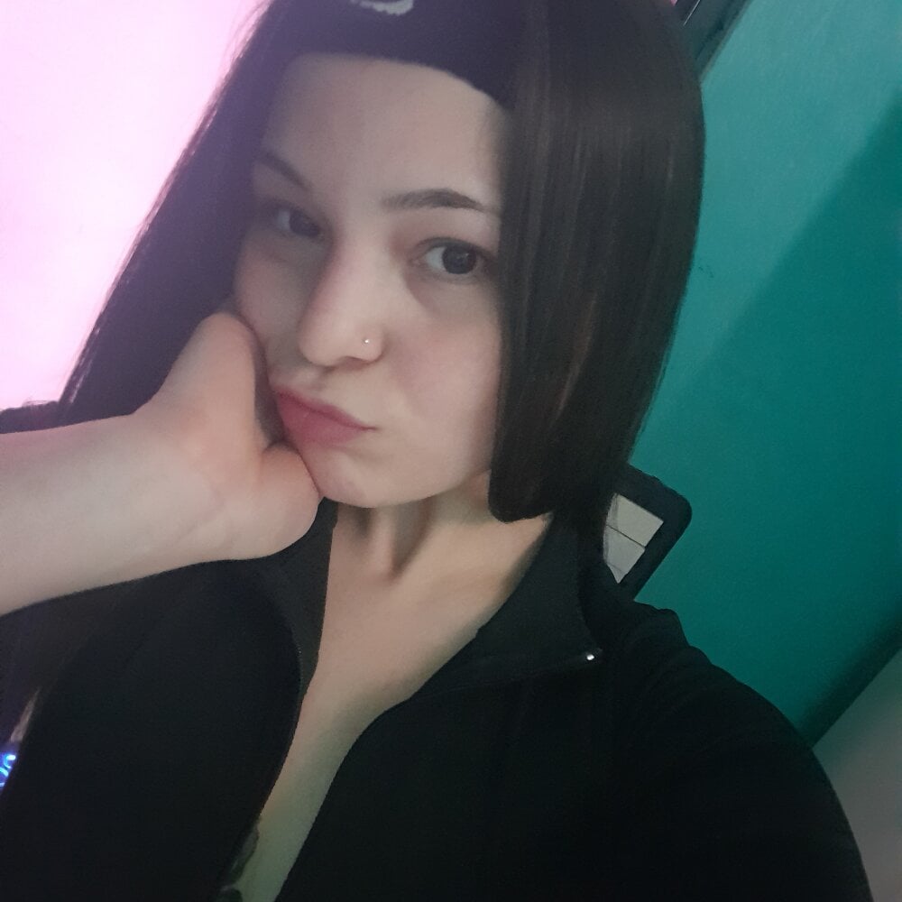 rudecam.live reina_999 livesex profile in in-your-heart-and-dreams-3 cams