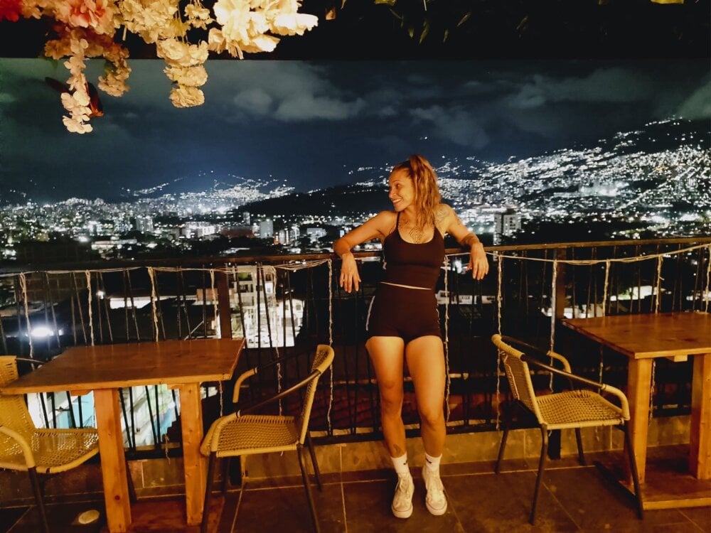 Kaya_Tate live cam model at StripChat