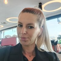 joana107's Offline Chat Room