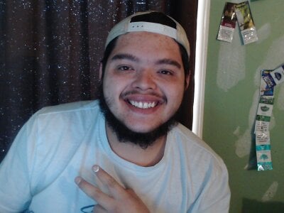 LatinoSized Male Brunette Cam Striptease