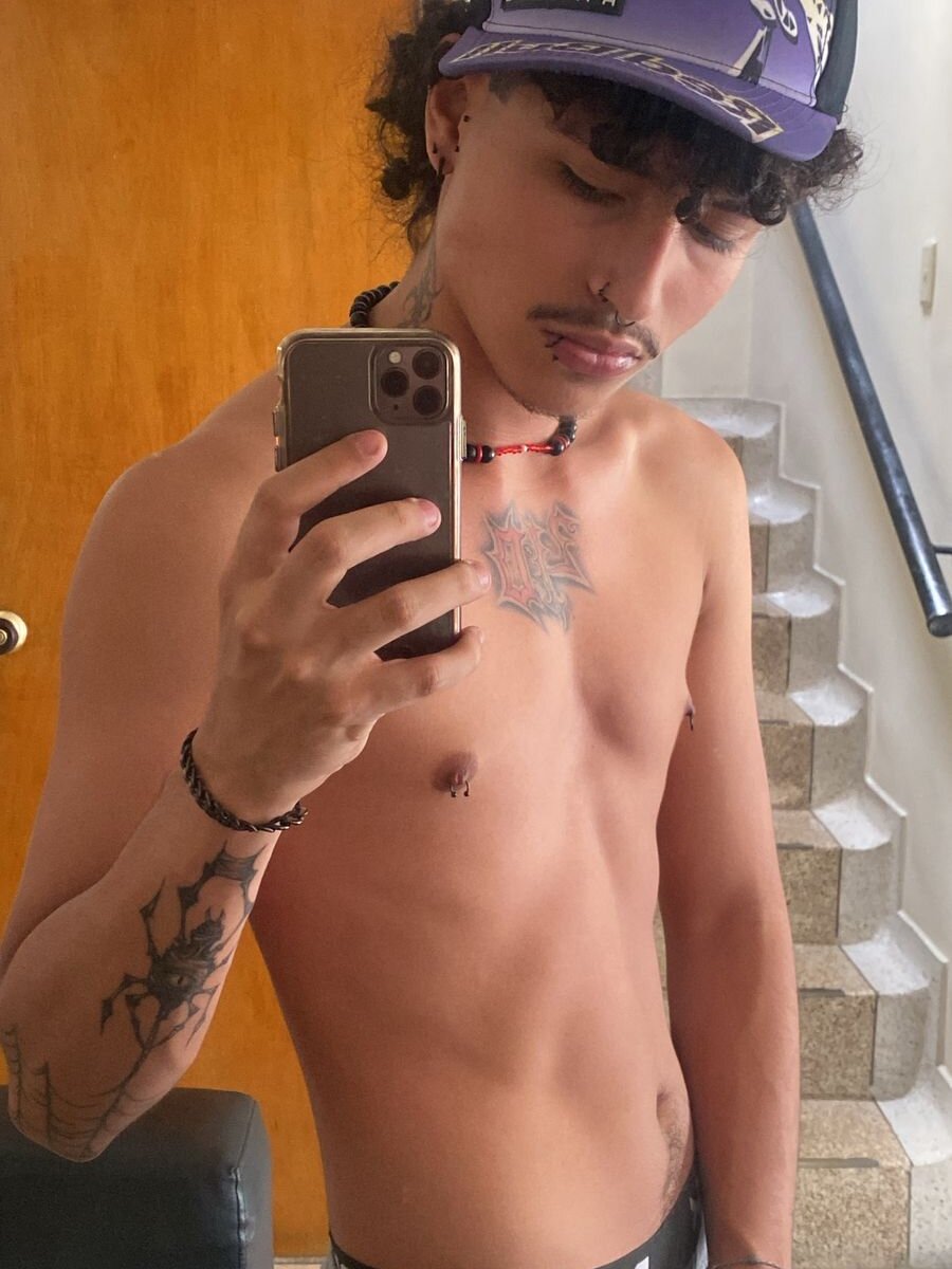 eliasferragamo's Offline XXX Chat