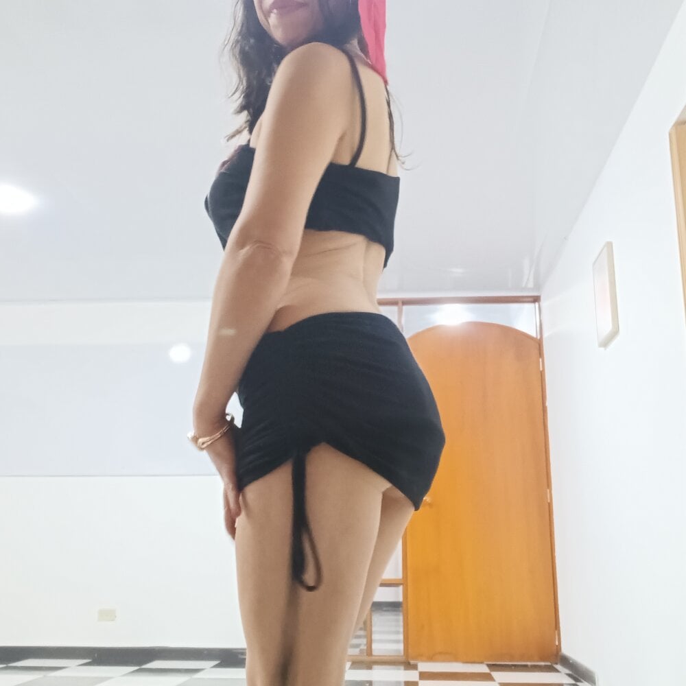 stripchat genesislunar webcam profile pic via free6cams.com