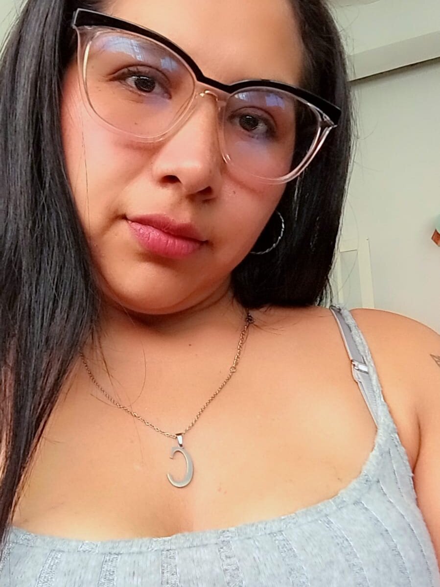 stripchat saly_moon1 webcam profile pic via sexcityguide.com