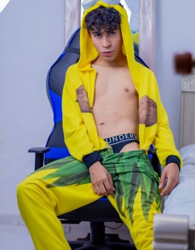 Huge_armound Male C2c Live Webcam Nude
