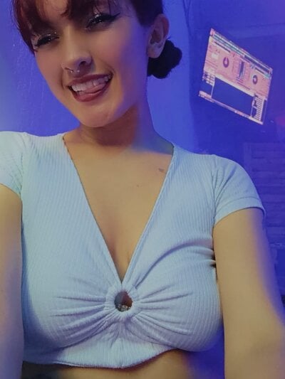 Chloe_willsx Female Toplesslatin Striptease Webcam
