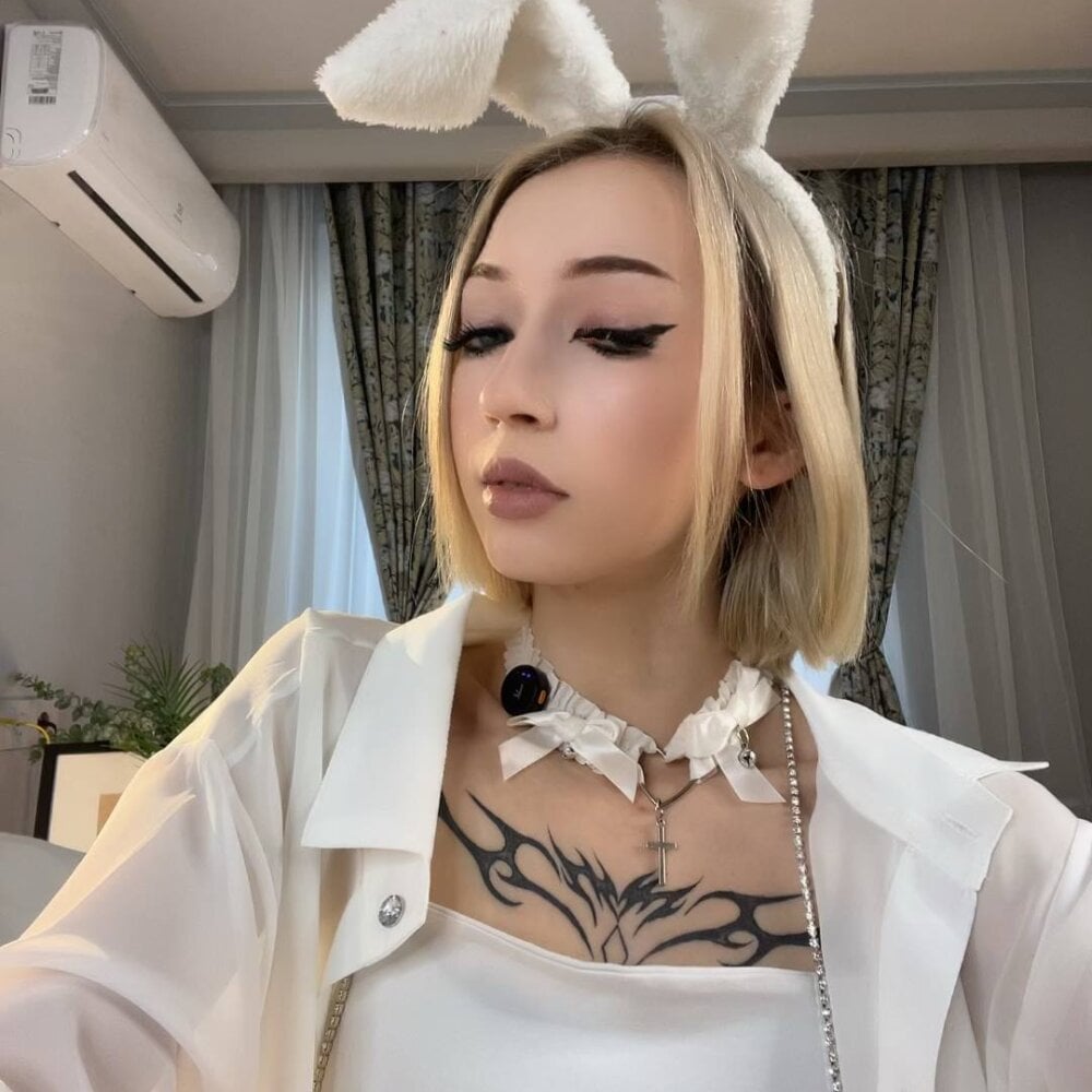 Watch  DaisyHearl live on StripChat