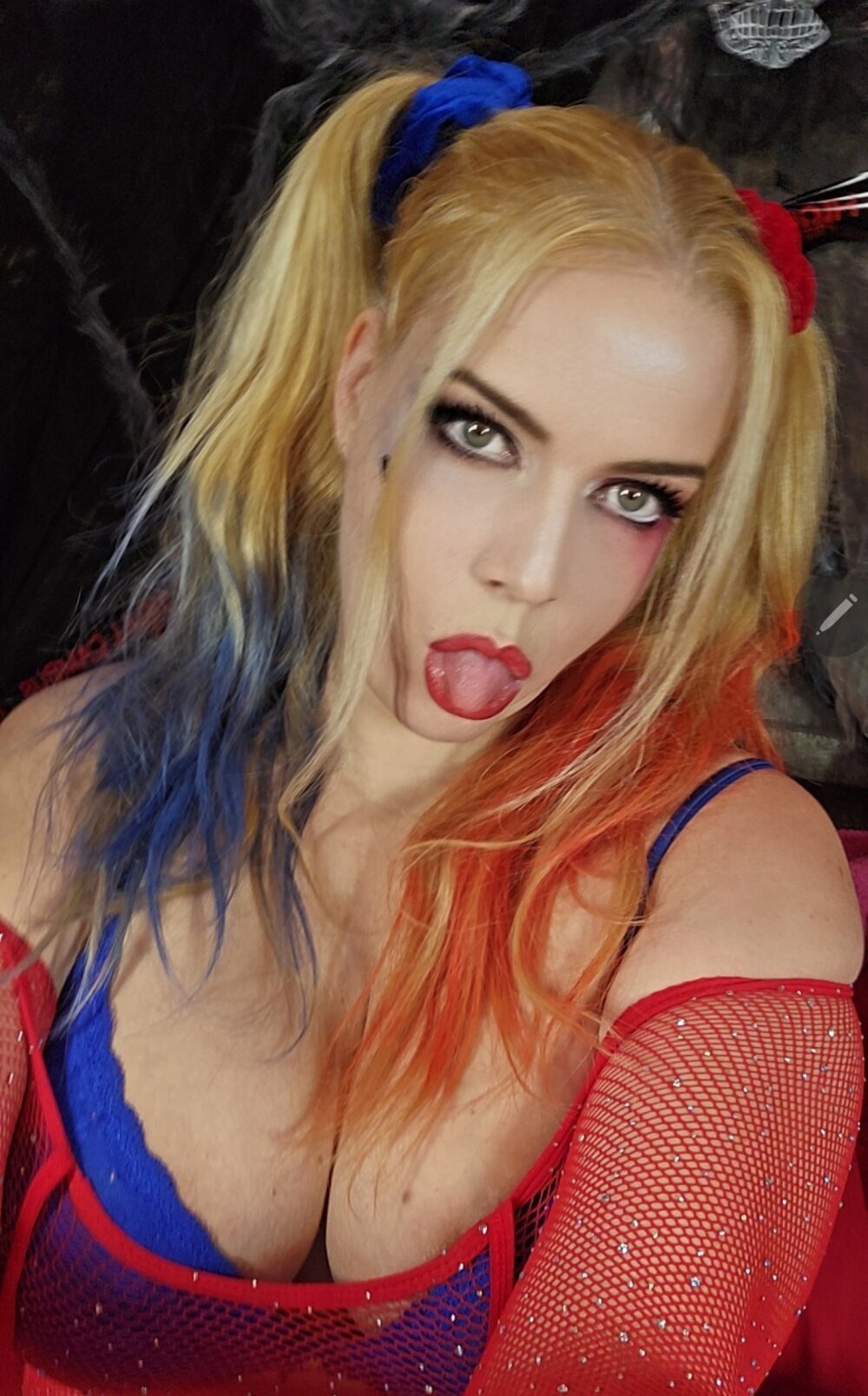 EllaSecrets' Offline XXX Chat