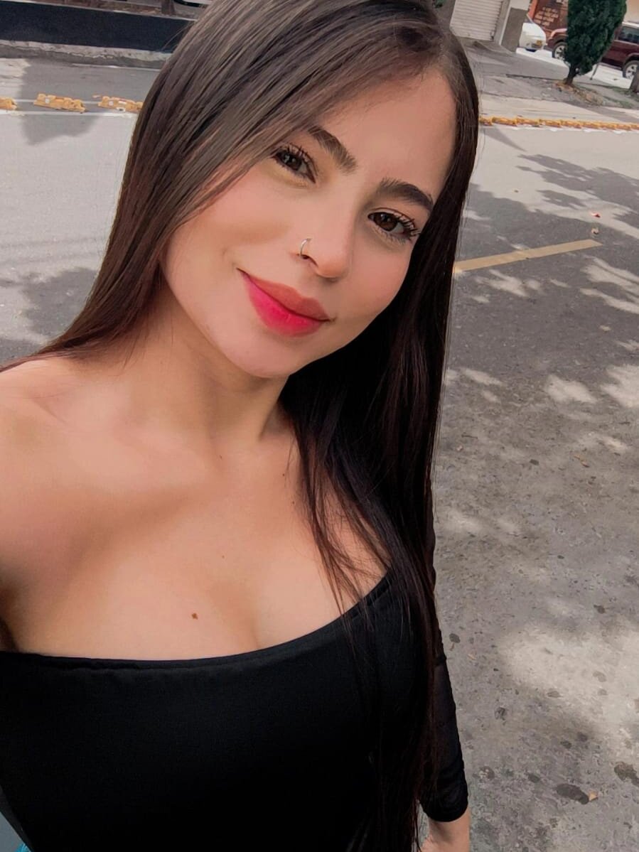 Alison_vegaa Adlı Modelin Çevrimdışı XXX Sohbeti