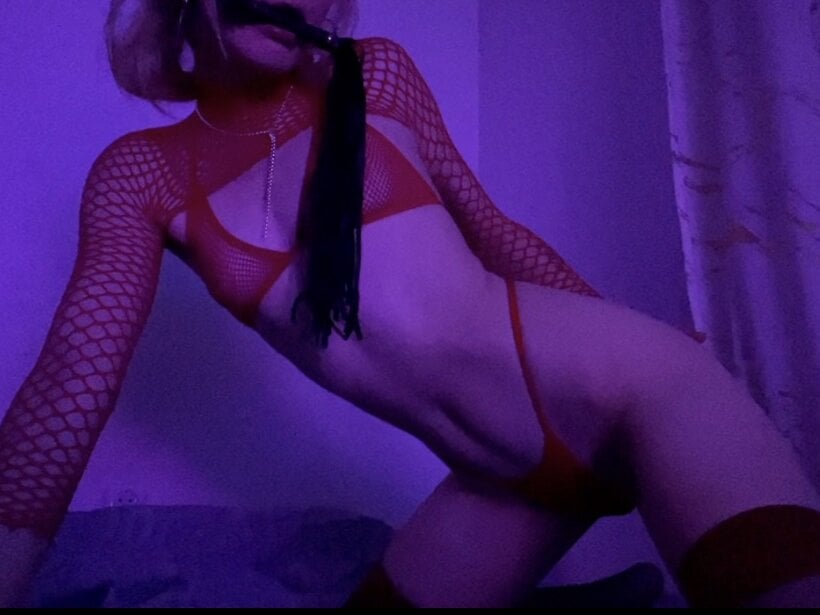 xxx-topcamgirls.com noyaxo livesex profile in blond-hair cams