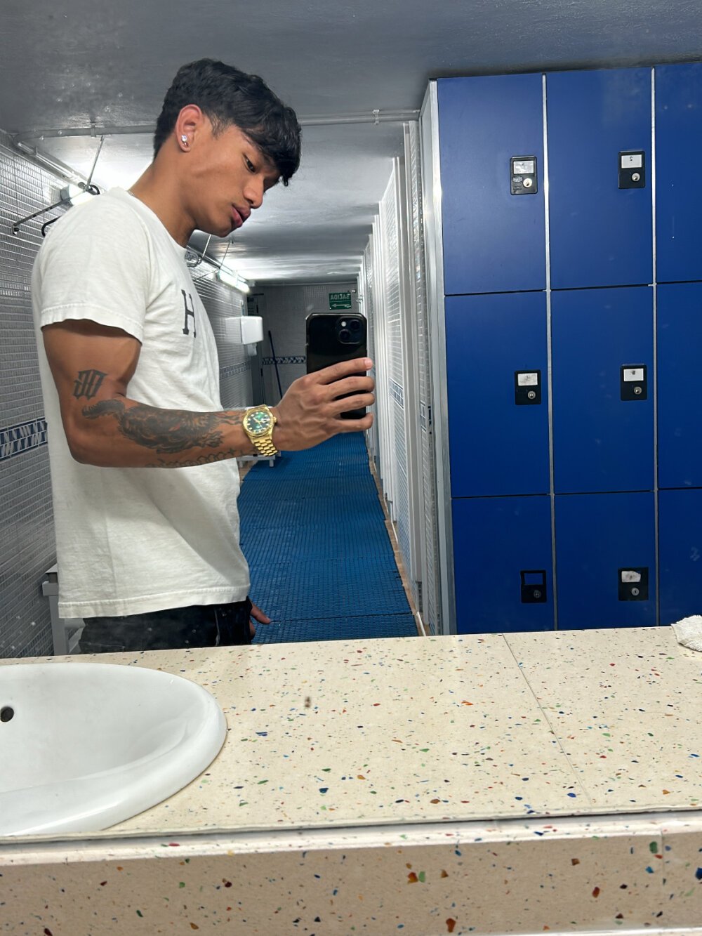 elgonzalito23 from stripchat