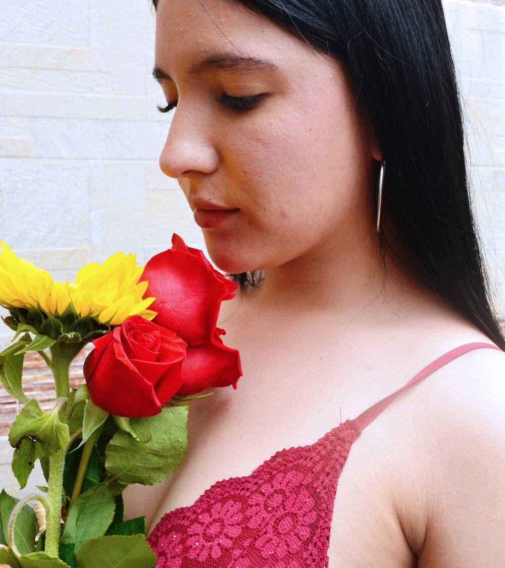 stripchat isa-trujilloo webcam profile pic via iluvcams.com