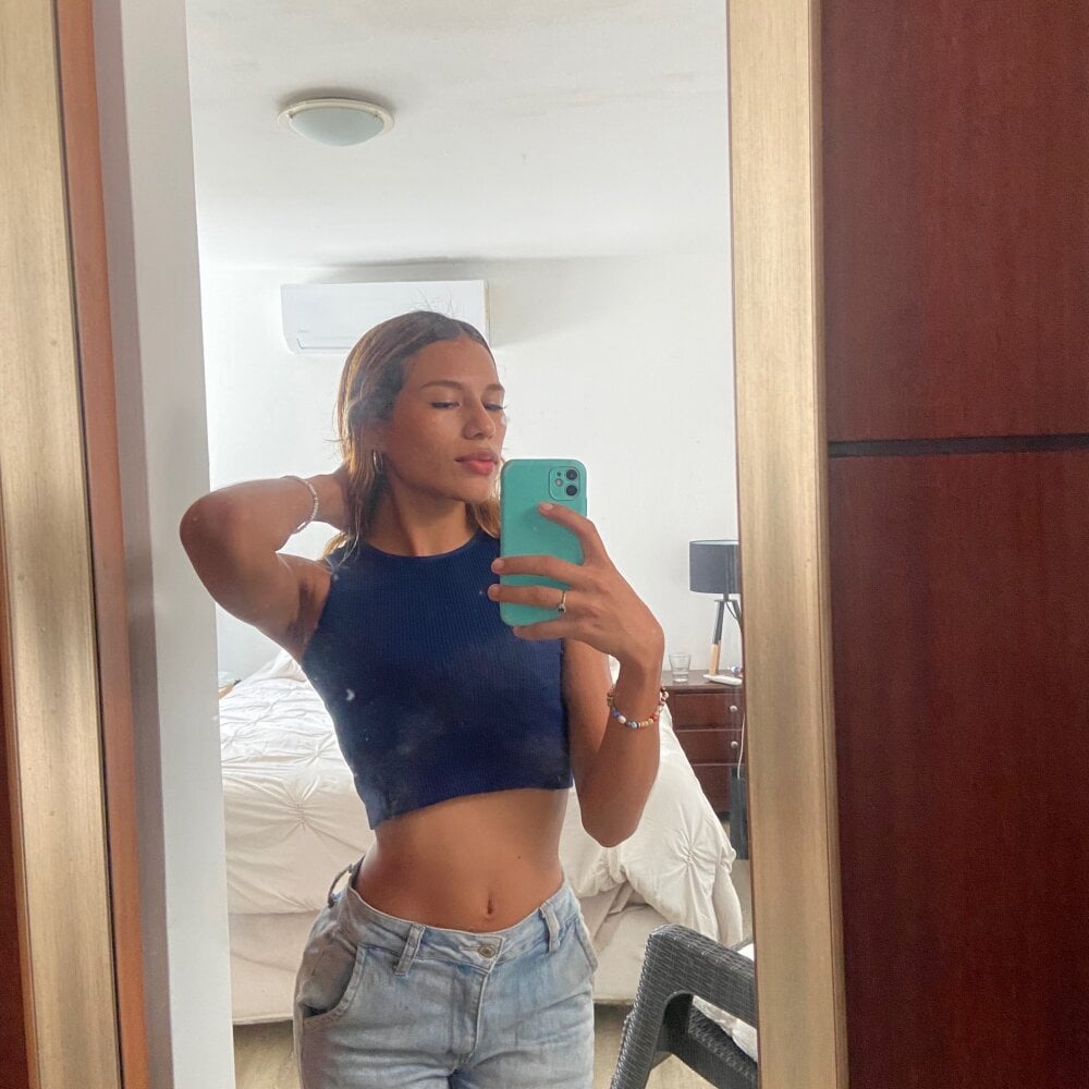 xxx-topcamgirls.com vanillaflo livesex profile in blond-hair cams