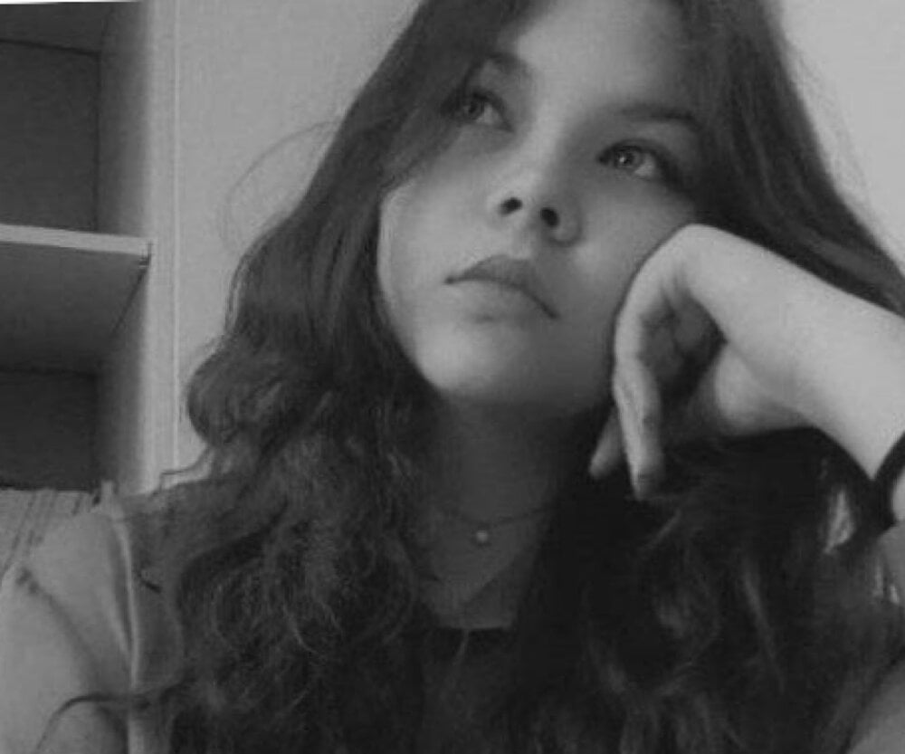 sandibrucz webcam profile - German