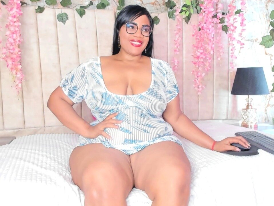 Live sex webcam photo for AranzaLatinBlacks #290746421
