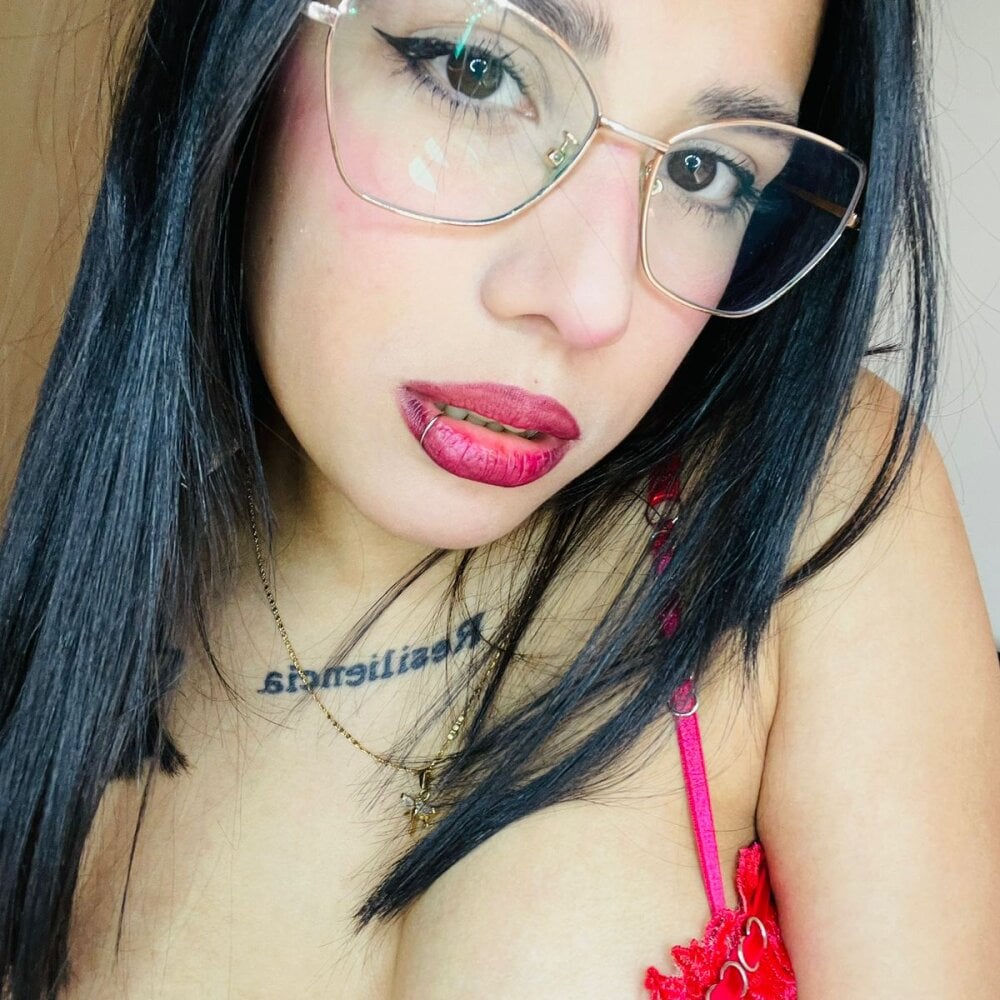 atenea777 from stripchat