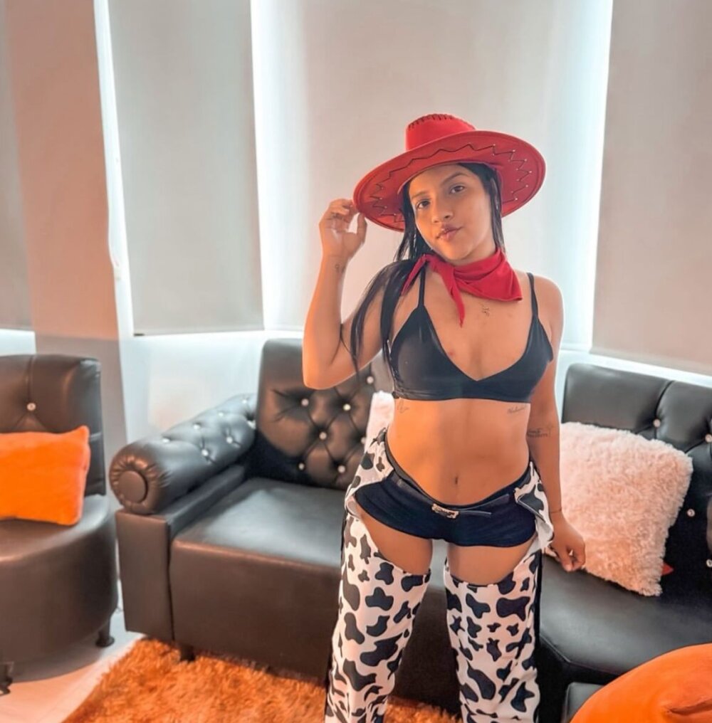 zara_cute from stripchat