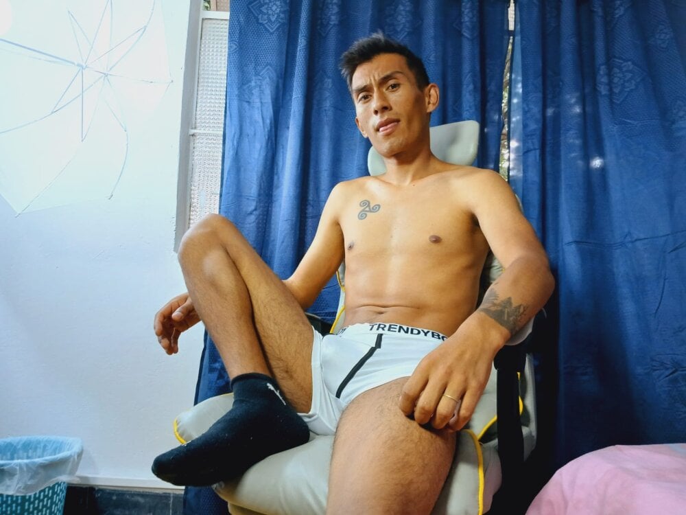 camilo_pinzonn from stripchat