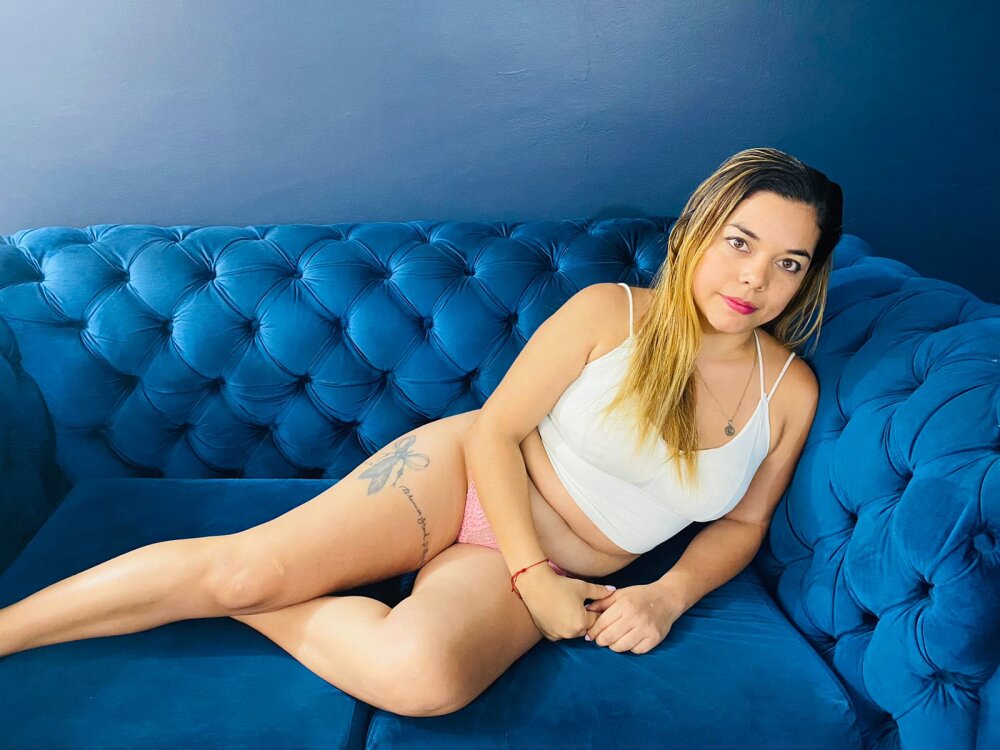 Alondra_Latina live cam model at StripChat