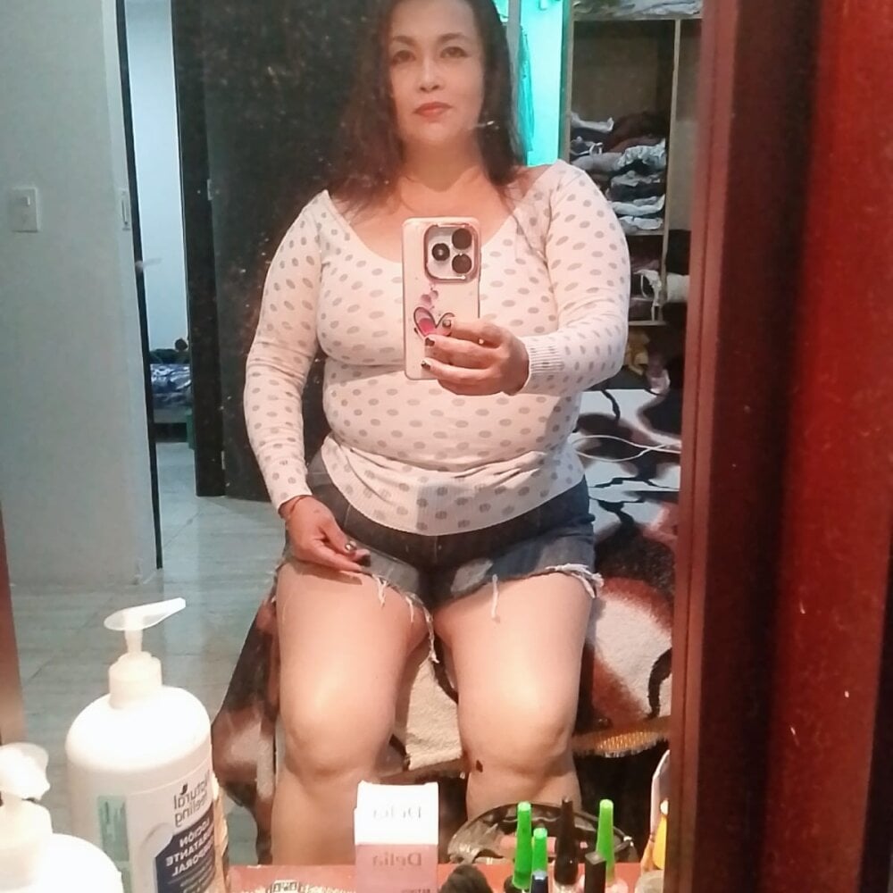 sexlivecamsites.com alejandragomezcm livesex profile in not-from-here-not-from-there cams