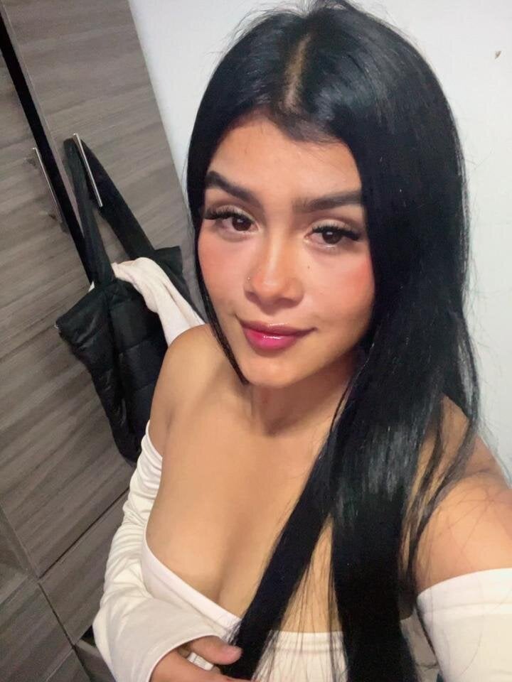 sexcityguide.com rosiee_ livesex profile in at-honex cams