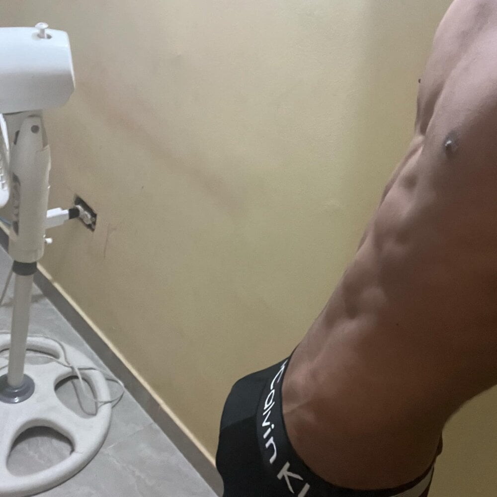 max_hot_latino from stripchat