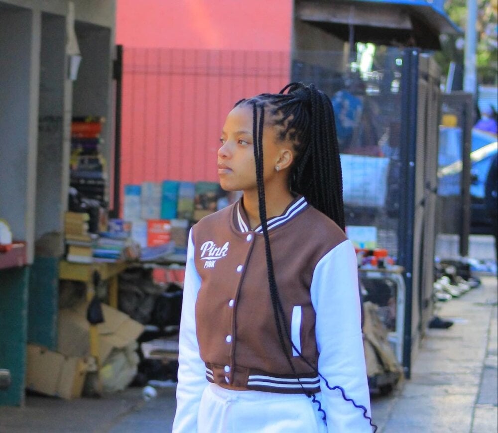 stripchat prettyweird webcam profile pic via cam-performer.com