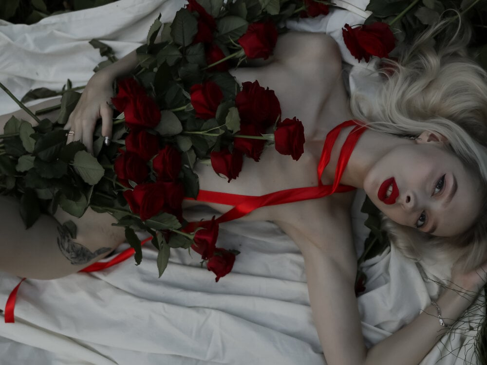 White_Lioness live cam model at StripChat