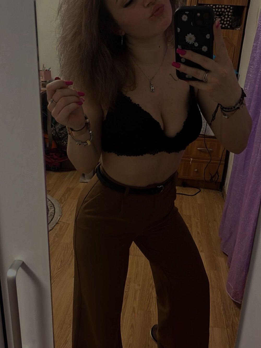 livesexr.com honeyhug__ livesex profile in in-the-sweet-dreams-world cams