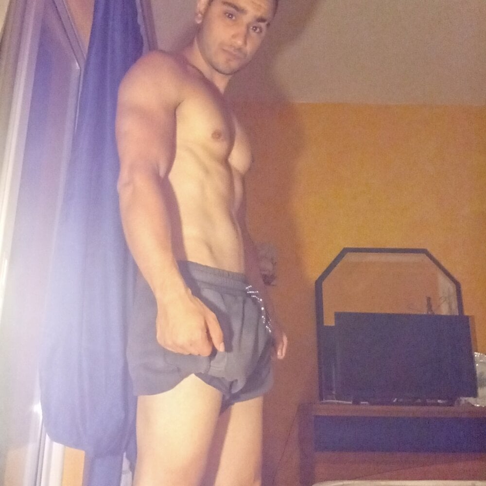 JohnnyP1000's Offline XXX Chat