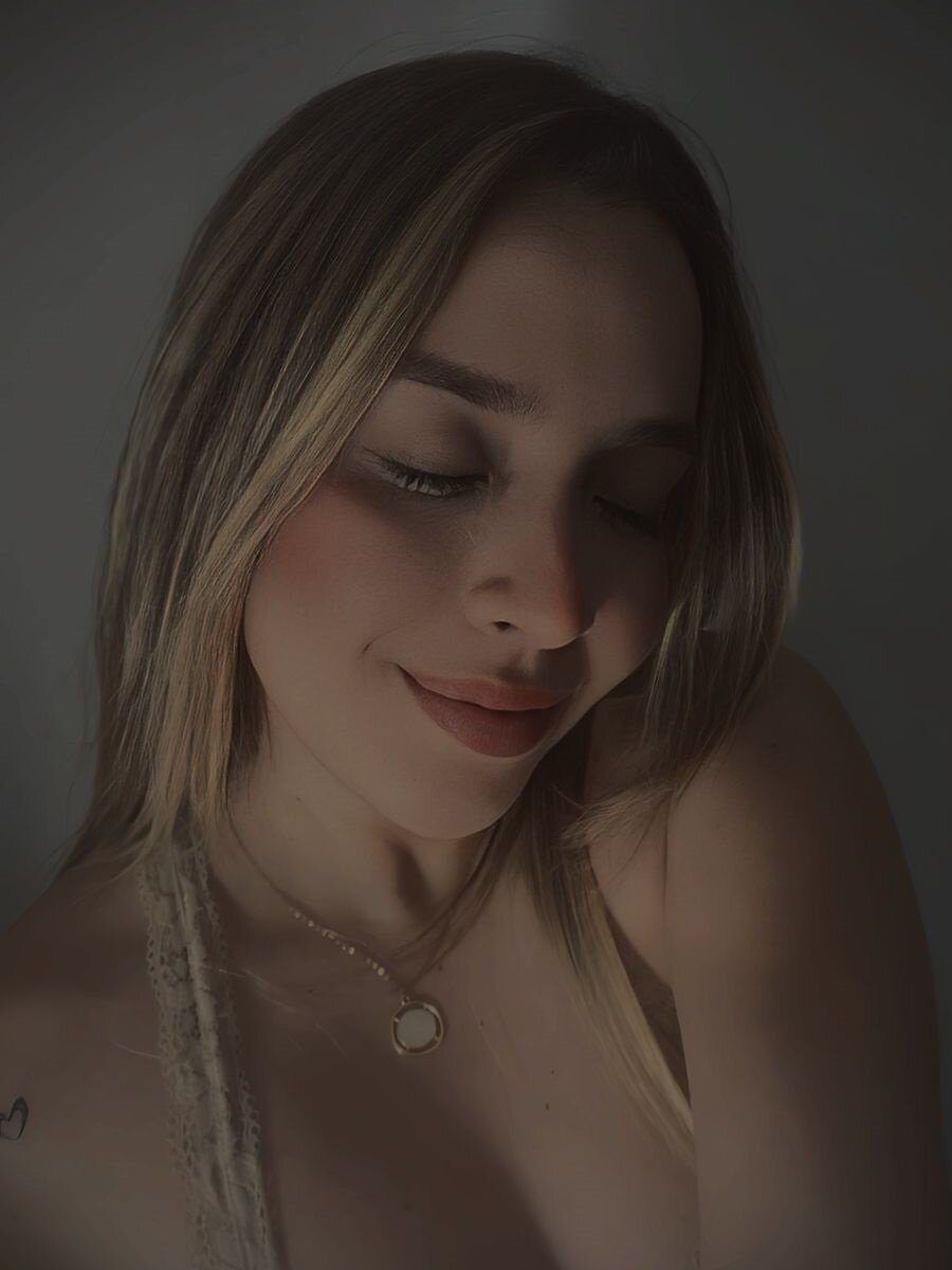 Danielacams Chat Room offline
