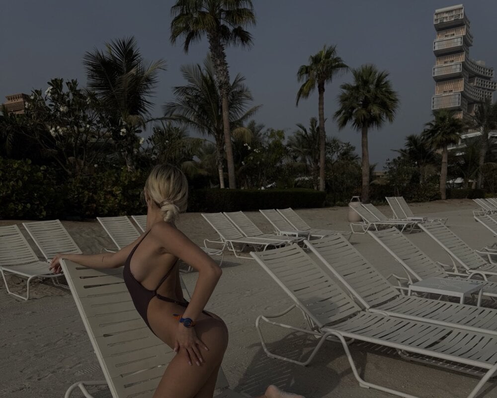 Elsieblow live cam model at StripChat