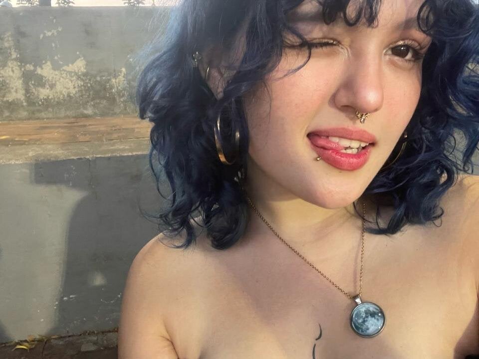 Maxxixne live cam model at StripChat