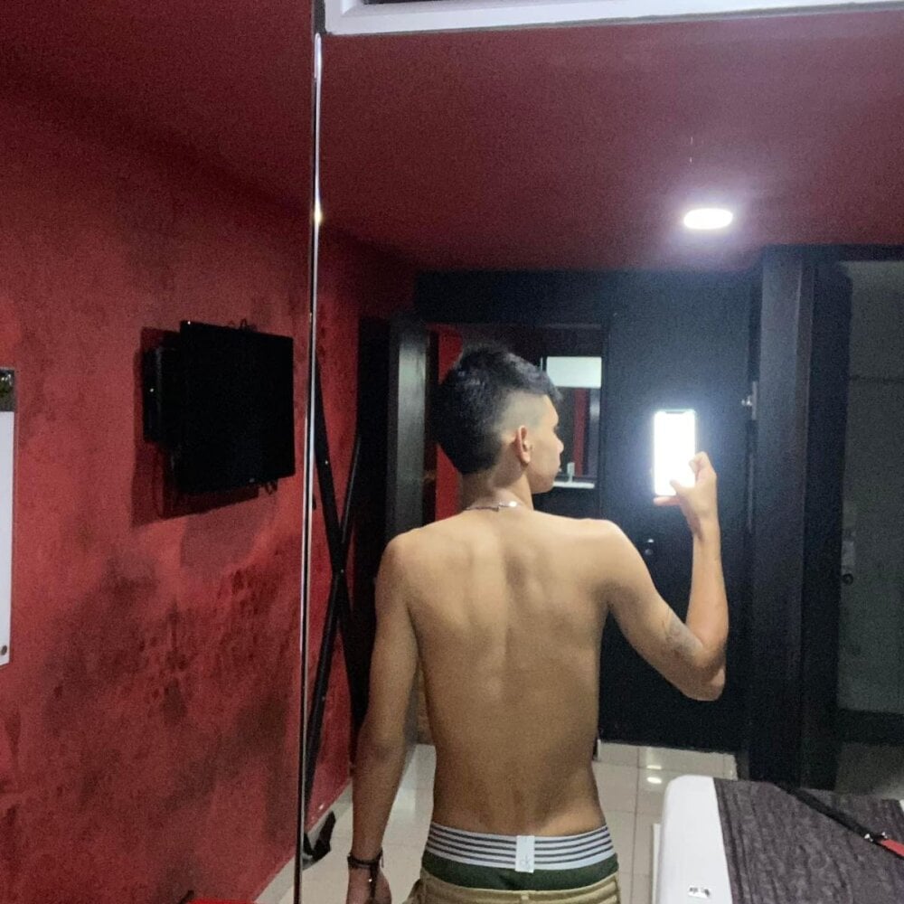 naughty_daniel010 from stripchat