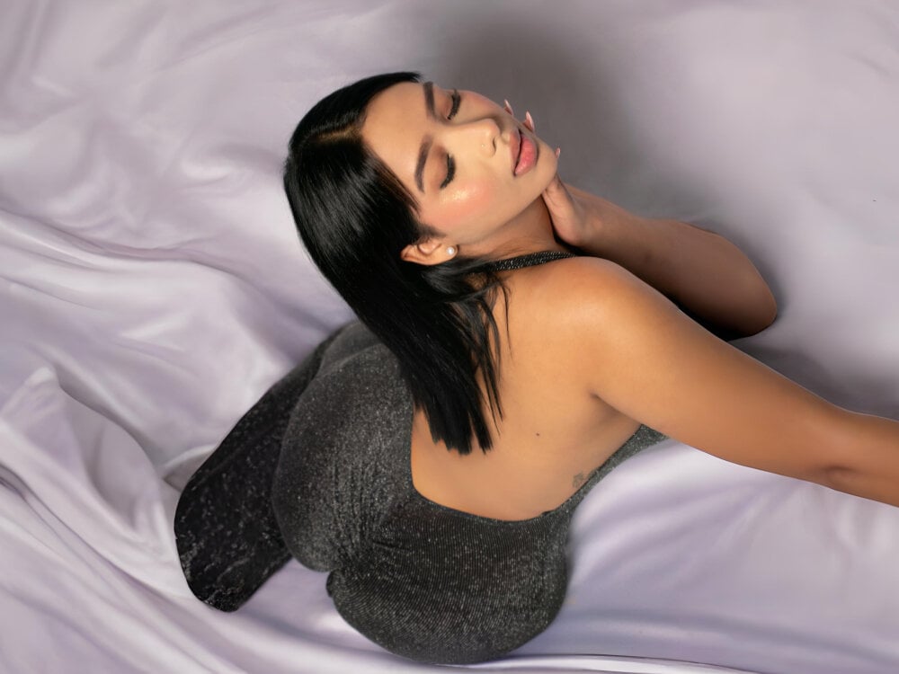 stripchat emmarouses webcam profile pic via iluvcams.com