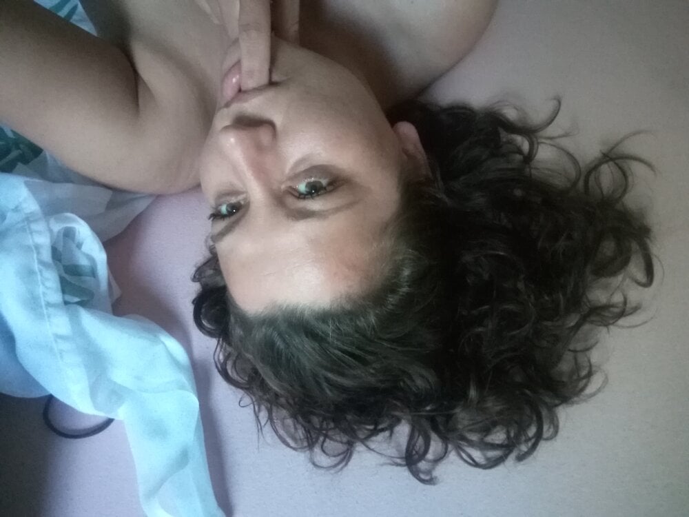 NaughtyKitten38's Offline XXX Chat