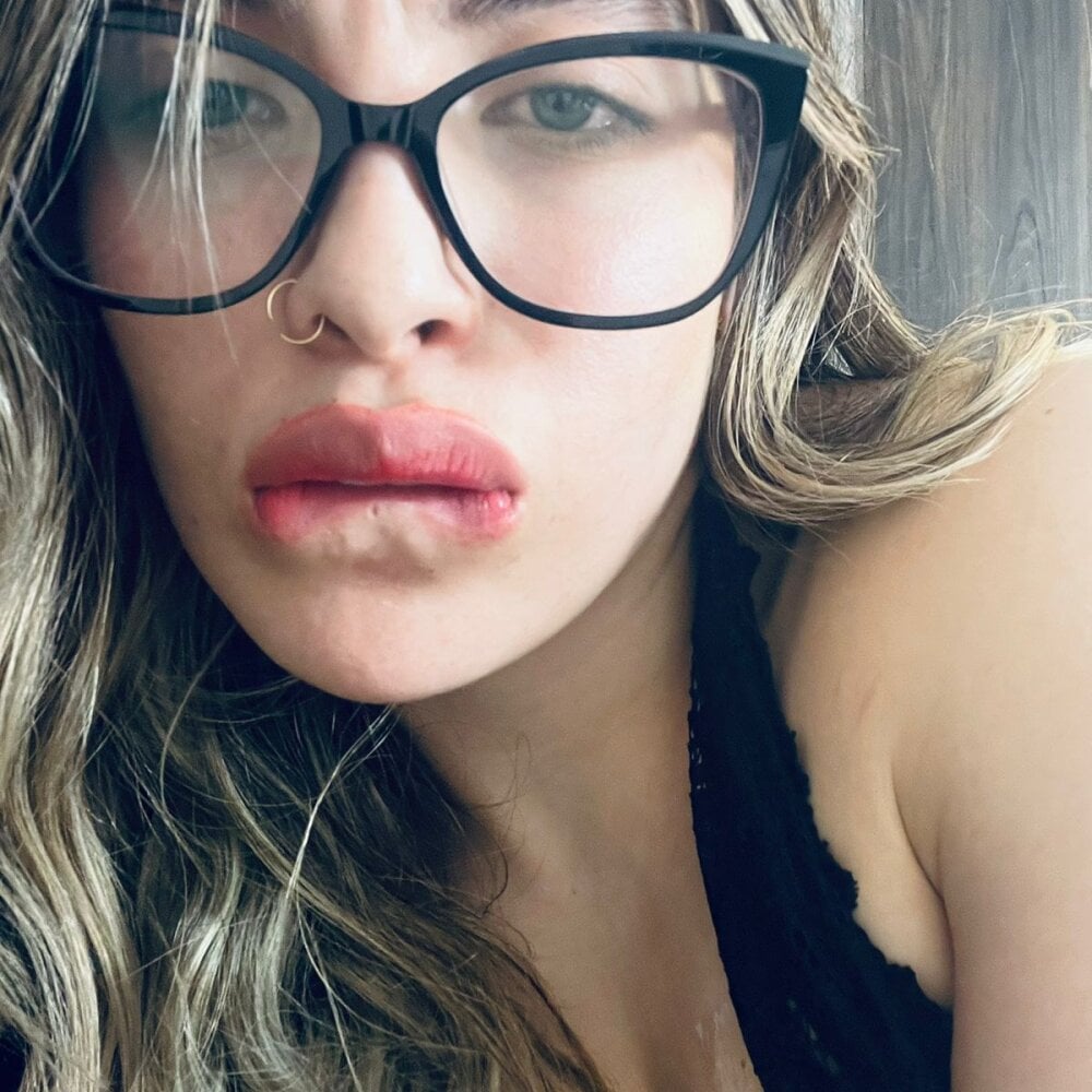 stripchat anyi-luxry webcam profile pic via iluvcams.com