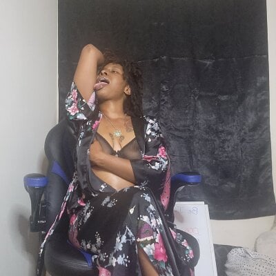 LeyaHoneybuns private show