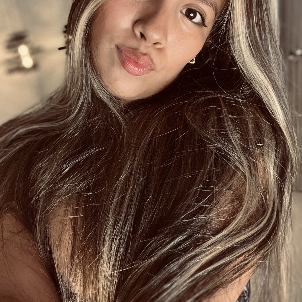 EMILIIA_RICHTER__'s Offline XXX Chat