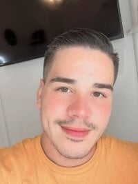 Submissivefatass' Offline Chat Room