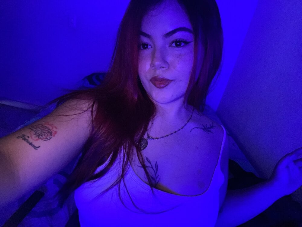 chatnmate.com zoe_love14 livesex profile in too-hot-for-maps cams