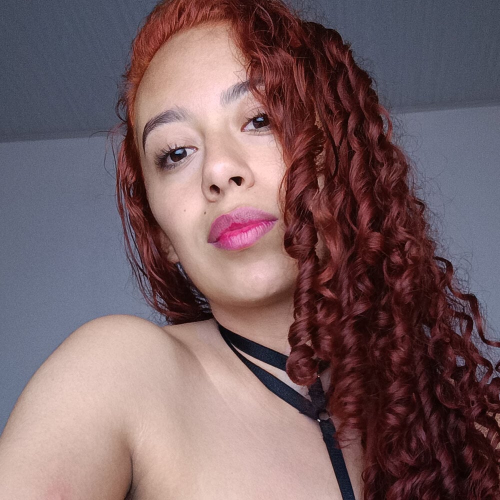 Live sex webcam photo for EmilyCurly #283539585