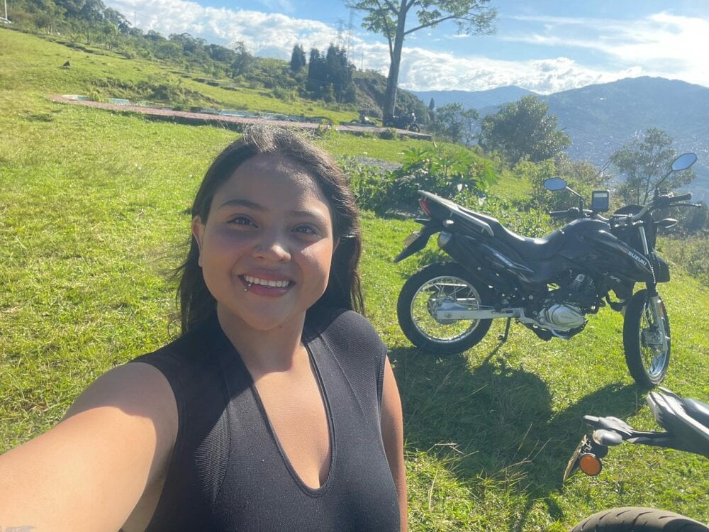 stripchat kiara17_ webcam profile pic via glamcambabes.com