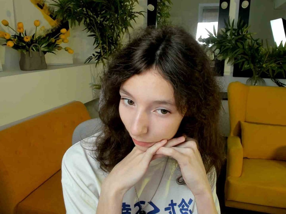 EmmanuellBrown live cam model at StripChat